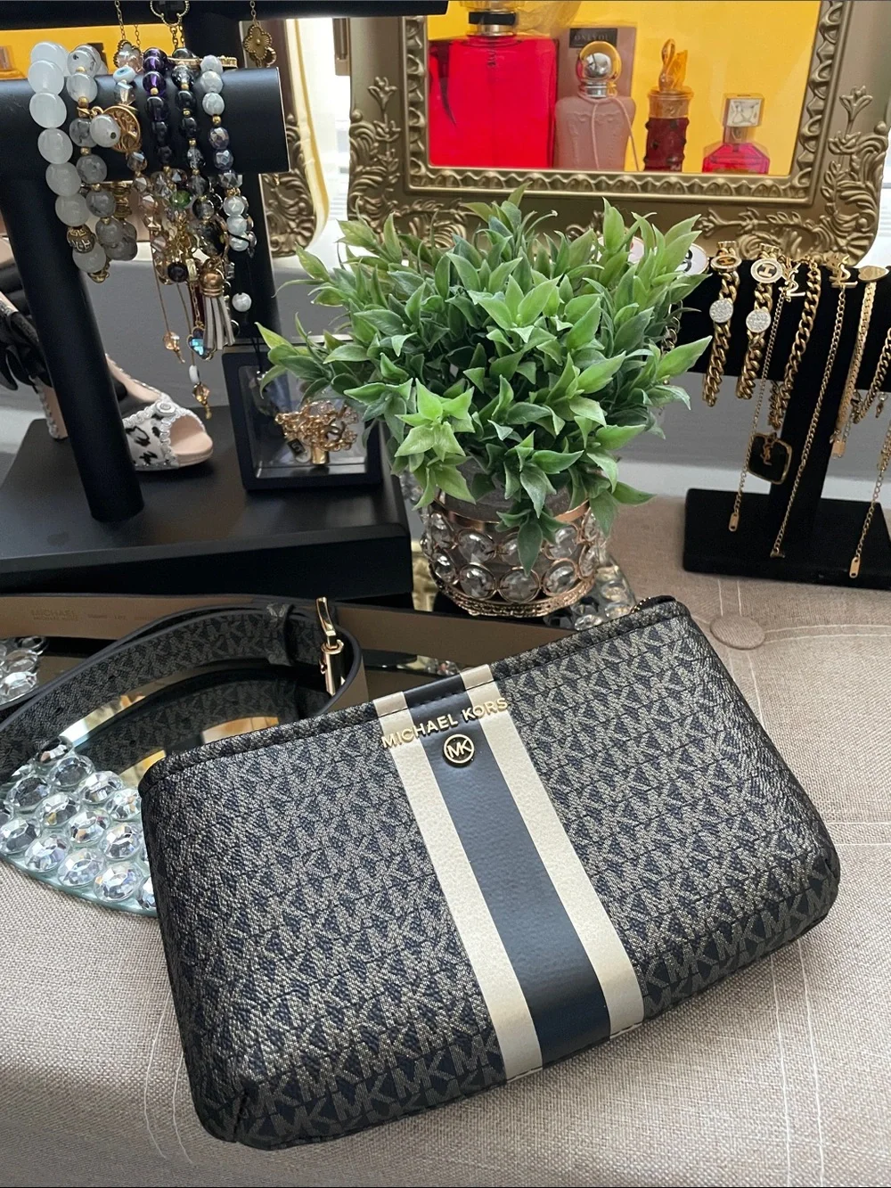 ✨🤎🖤Michael Kors Black and Cream MK Logo Stripe Crossbody Belt Bag🖤🤎✨LIKE NEW